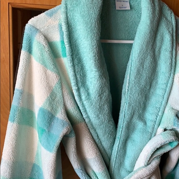 Fuzzy robe - Picture 3 of 7